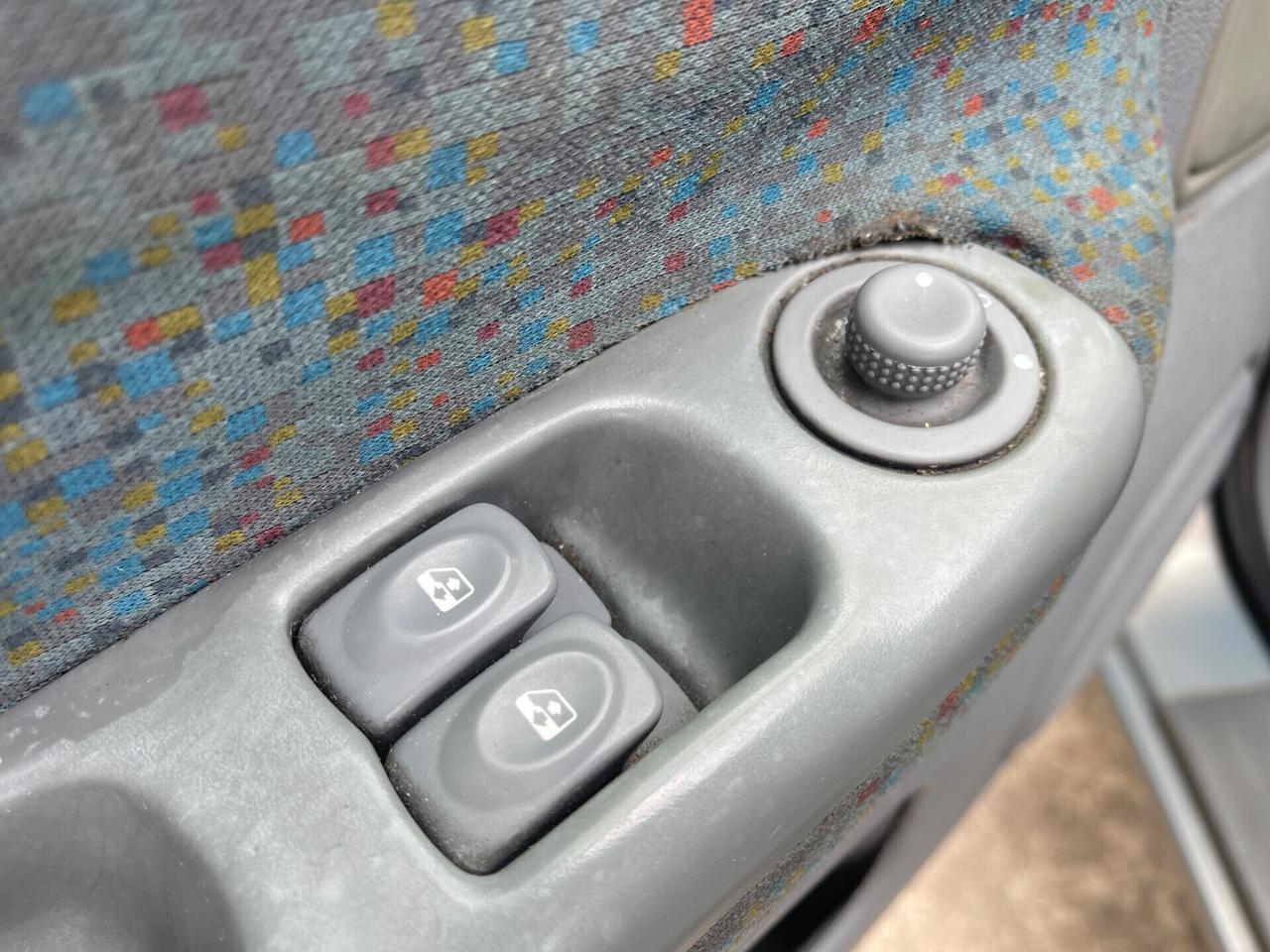 Renault Twingo 1.2i benzina neopatentati