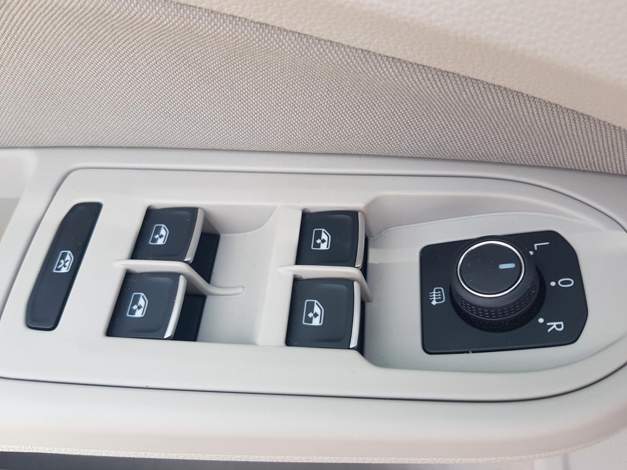 Volkswagen Golf VIII 2.0 TDI Life 115cv Navy Led Sensori a/p Cruise