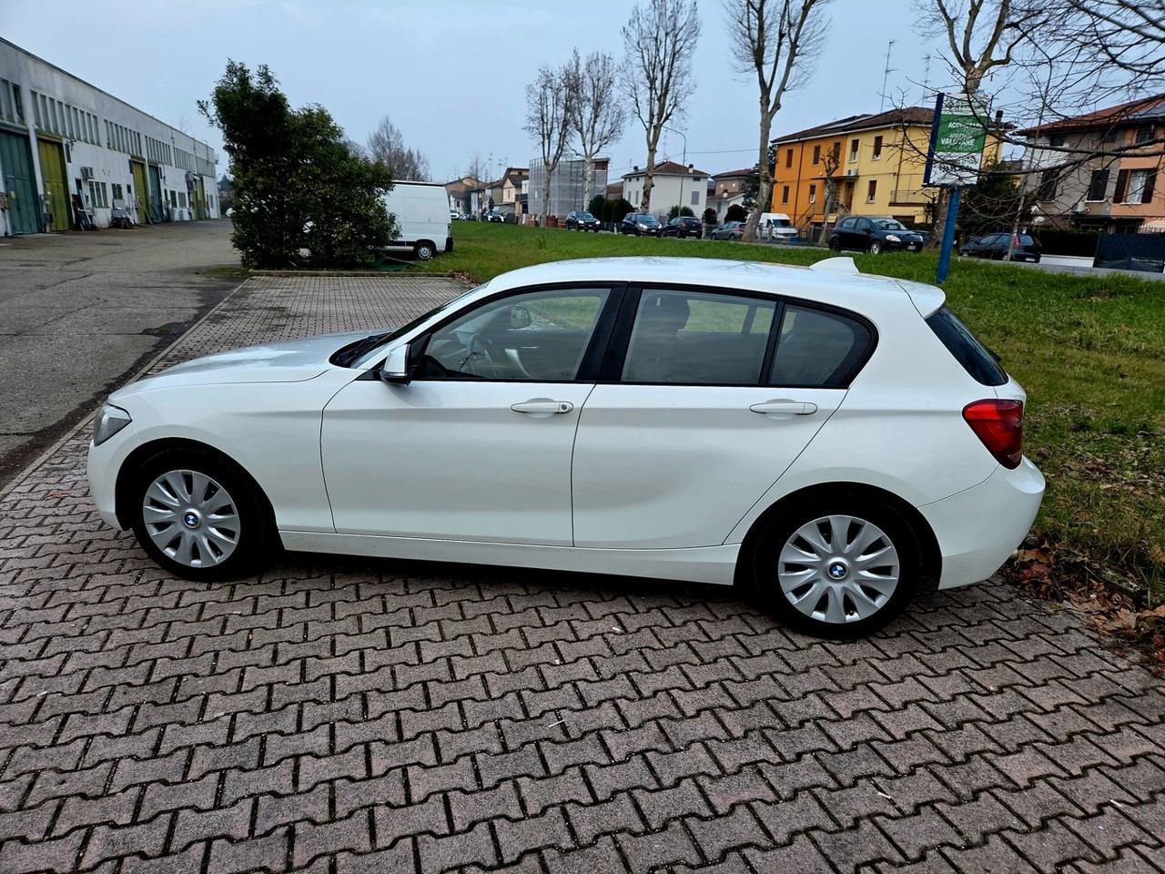 Bmw 116 116d 5p. Unique