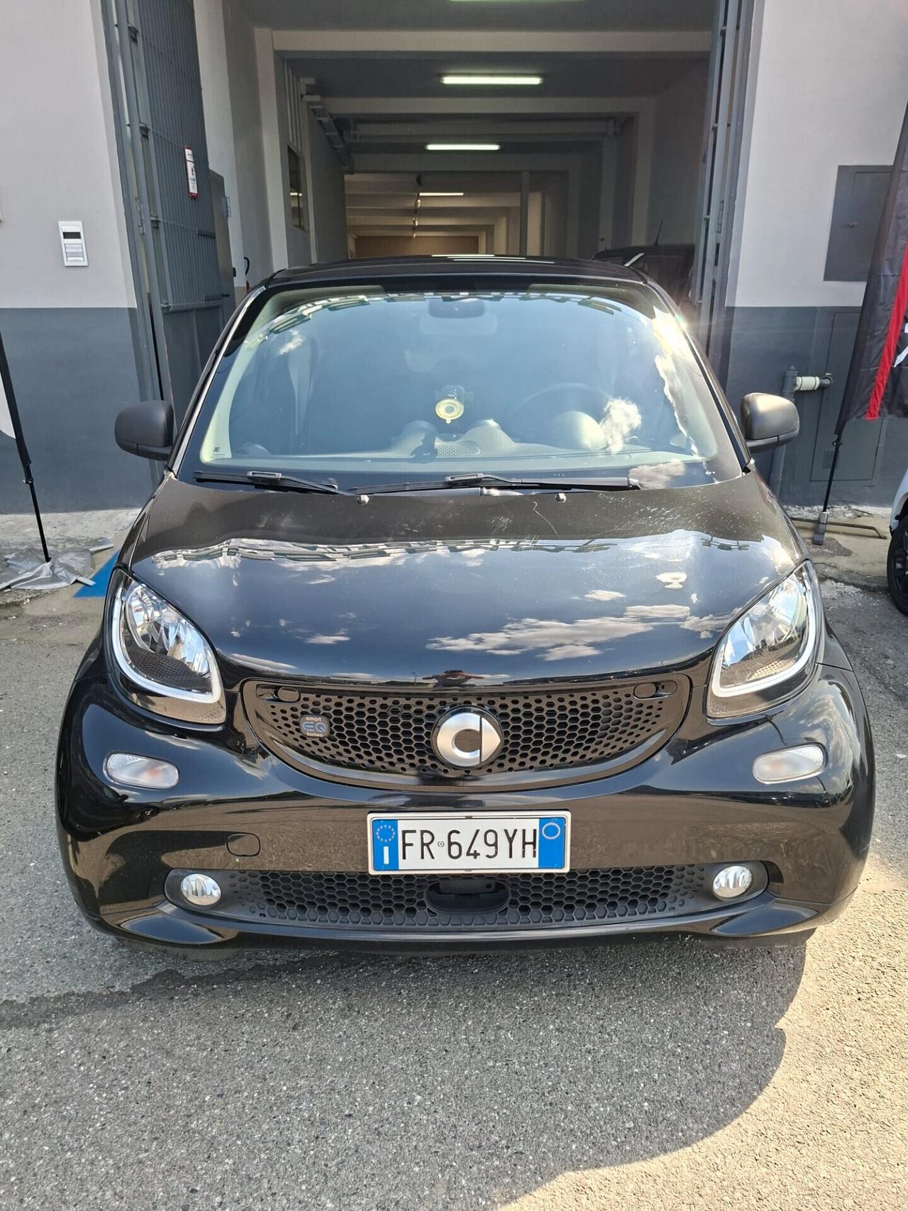 Smart ForTwo electric drive, allestimento Passion. Tetto panoramico con tendina, cerchi diamantati, schermo touch screen e molto altro