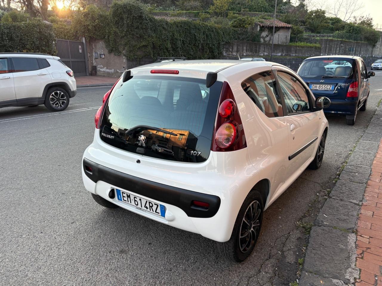 Peugeot 107 1.0 68CV 3p. 2012