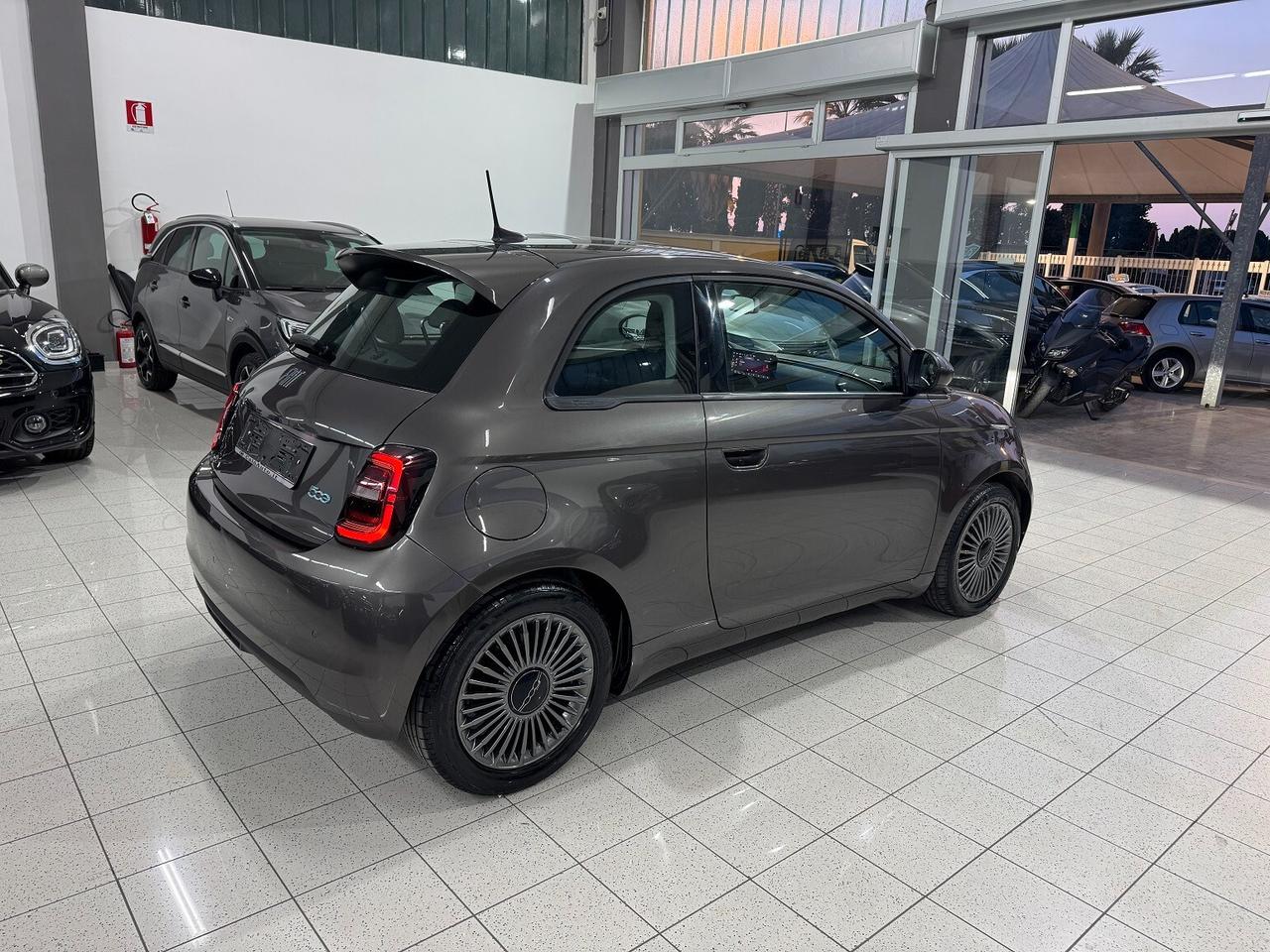 500e 42 kWh FUL LED SENSORI SUPER BELLA