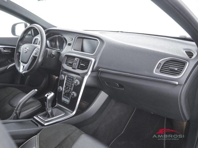 VOLVO V40 D2 R-design