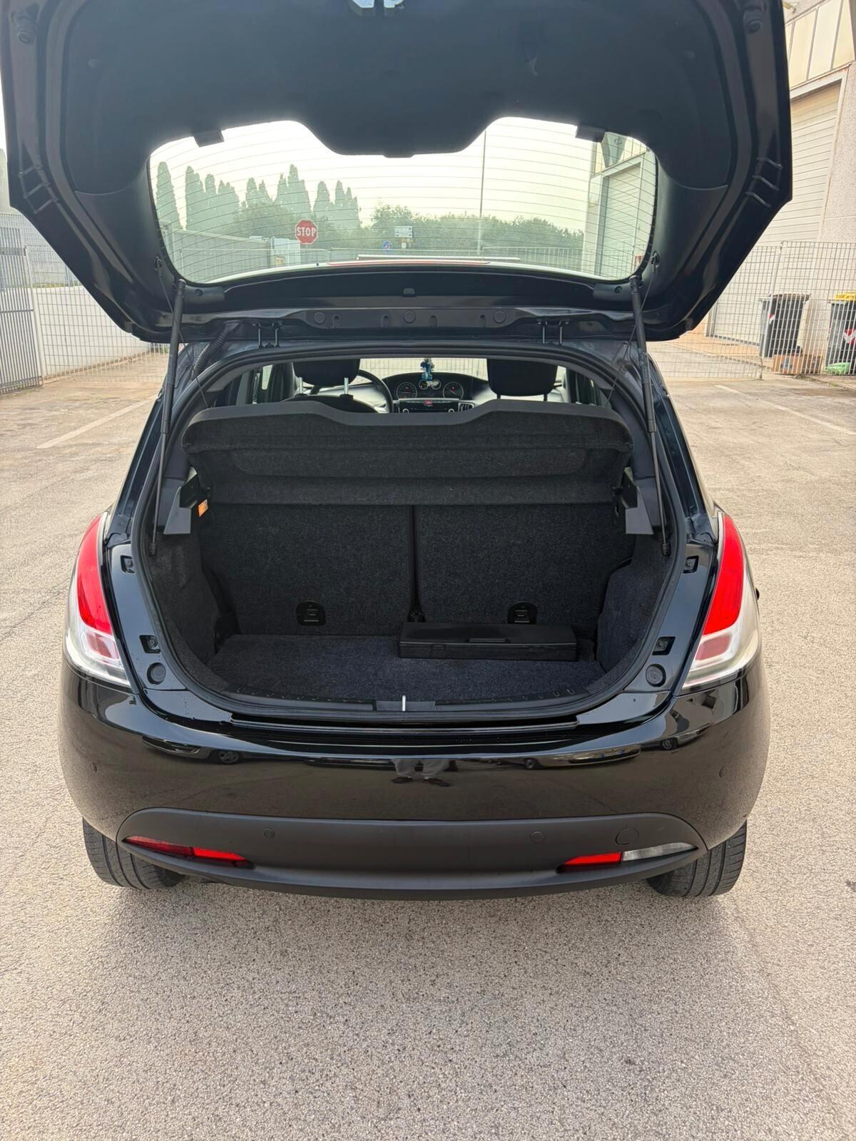 Lancia Ypsilon 0.9 TwinAir 85 CV 5 porte Metano Ecochic Silver