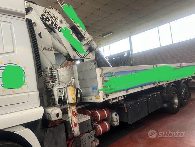 Iveco EuroTech Cursor Scarrabile con Gru