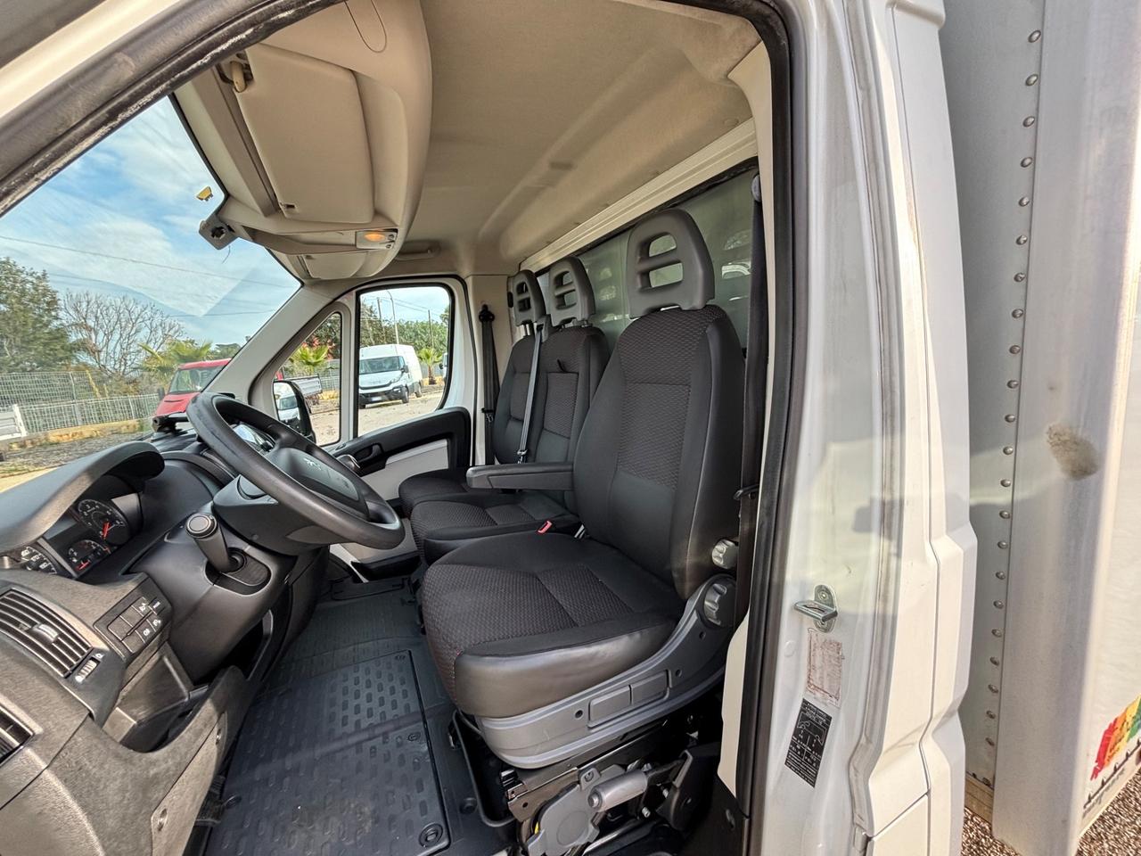 Peugeot Boxer con cassa in alluminio e sponda idraulica