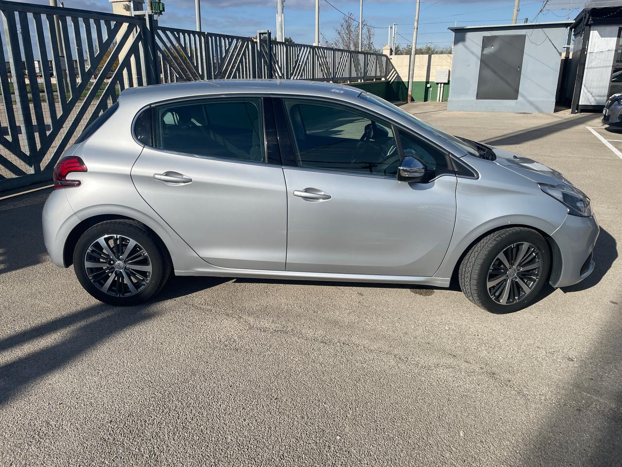 Peugeot 208 1.6 BlueHDi 75 5 porte Allure-NAVIGATORE-RETROCAMERA