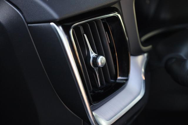 VOLVO V60 NON MARCIANTE B3 automatico Essential PREZZO NETTO