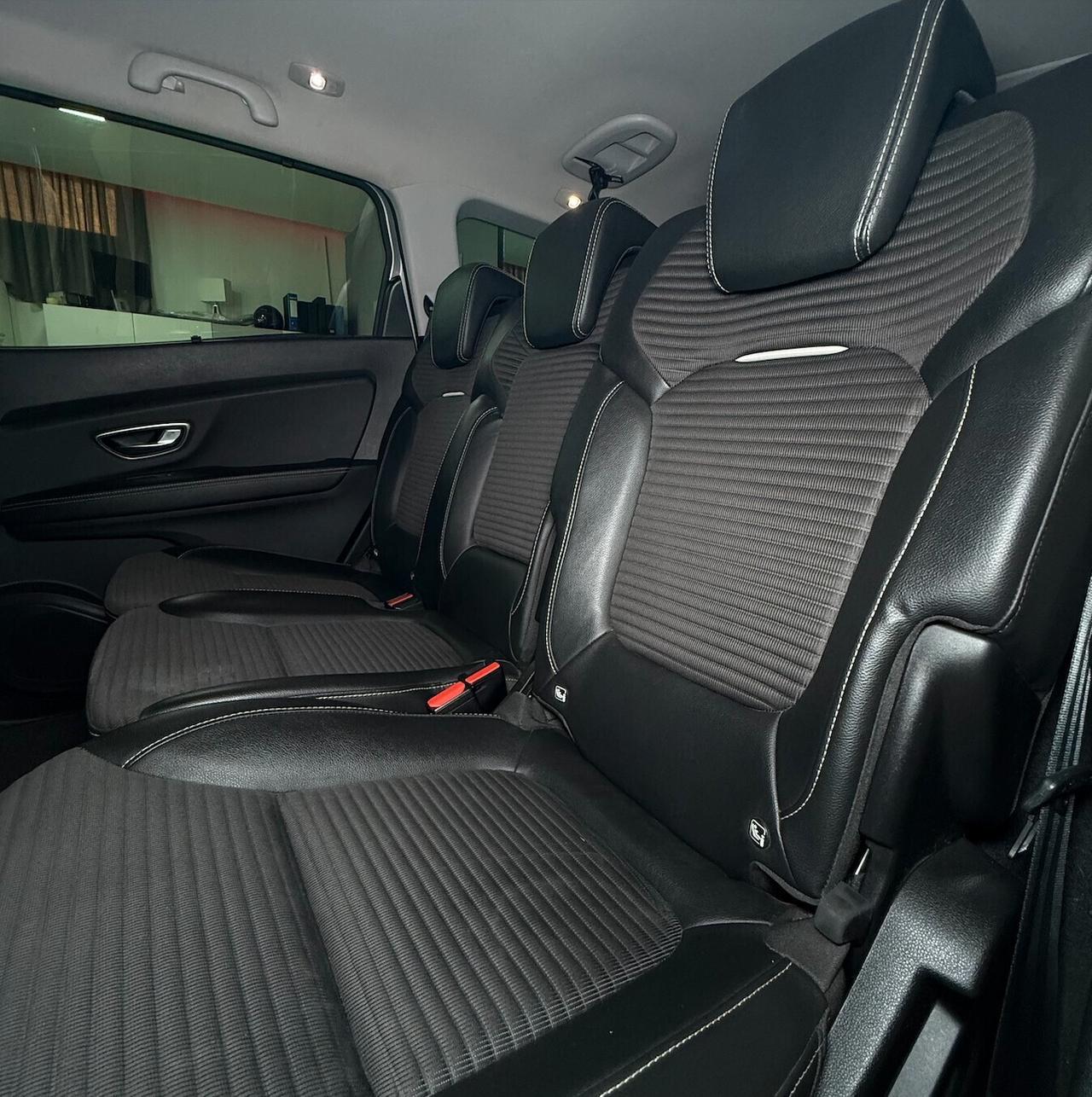 Renault Grand Scenic - 7 Posti - INITIALE PARIS