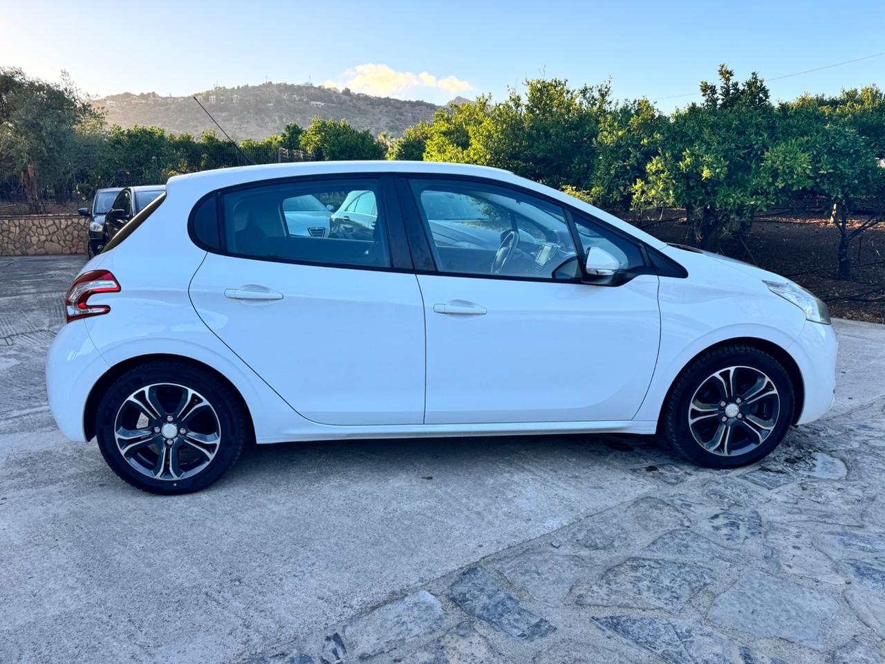 Peugeot 208 1.4 HDi 68 CV 5 porte Allure