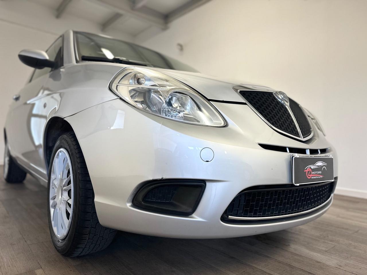 Lancia Ypsilon 1.2 Argento NEOPATENTATI