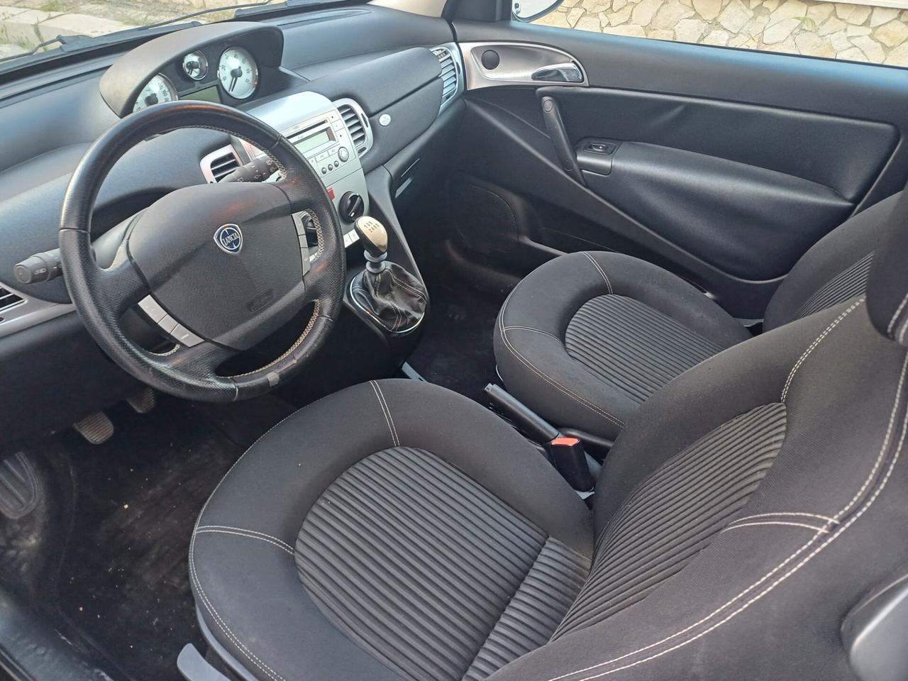 Lancia Ypsilon 1.4 16V Sport MomoDesign