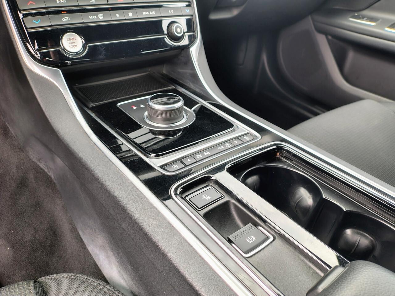 Jaguar XF aut. Portfolio (SOLO PER OPERATORI DEL SETTORE)