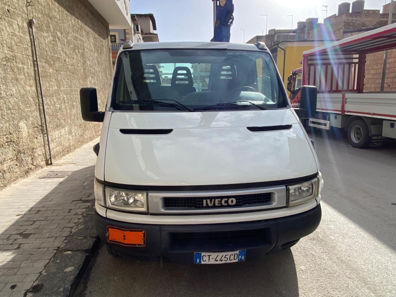 IVECO DAILY CON GRU PM 4000 con cassone fisso