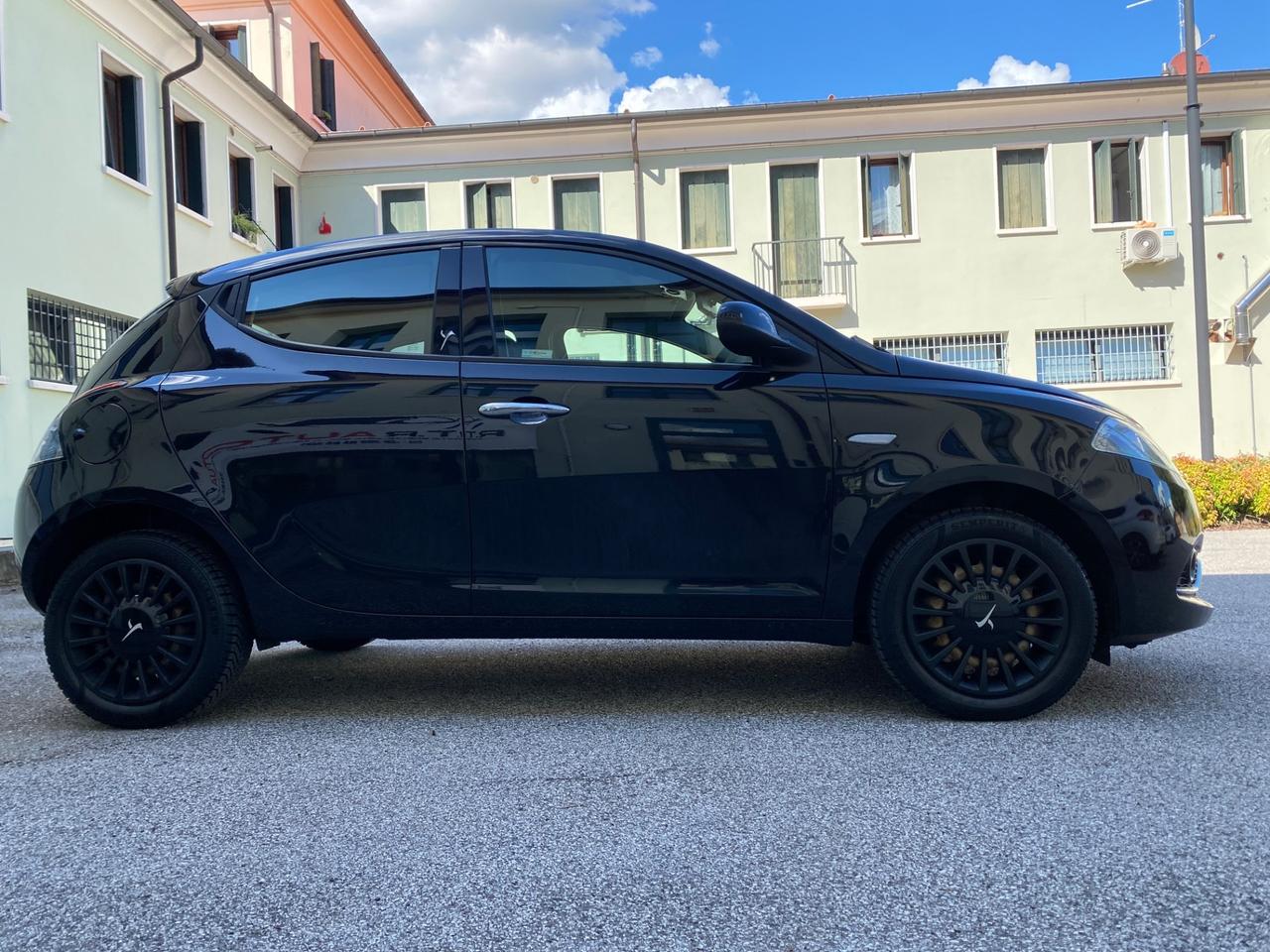 Lancia Ypsilon 1.2 69 CV 5 porte PLATINUM