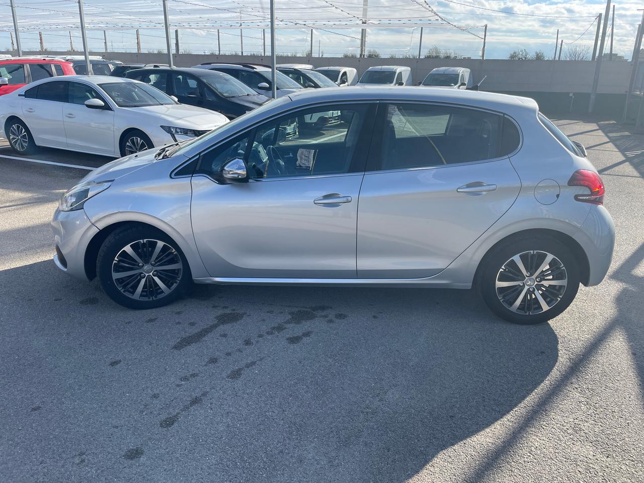 Peugeot 208 1.6 BlueHDi 75 5 porte Allure-NAVIGATORE-RETROCAMERA