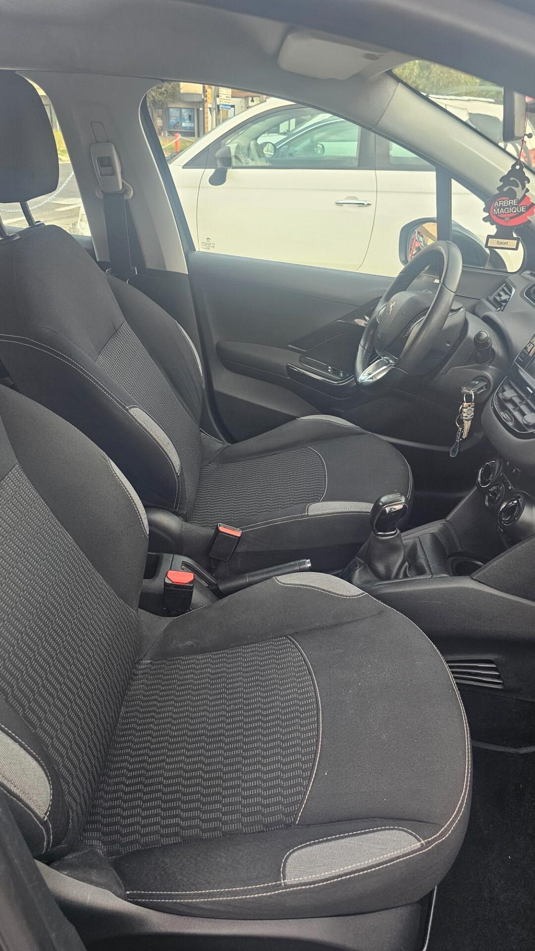 Peugeot 208 1.4 HDi 68 CV 5 porte Allure