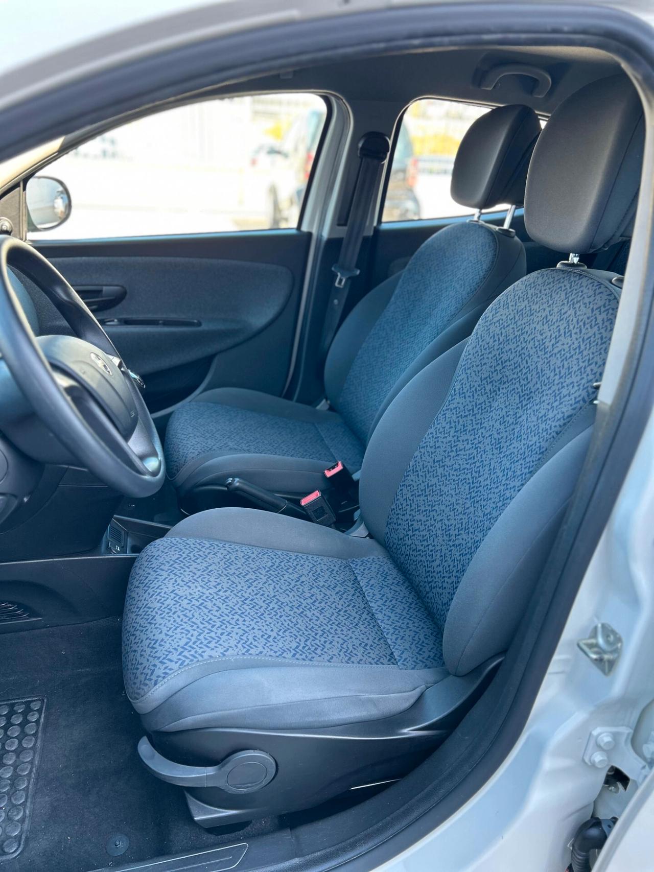 Lancia Ypsilon 1.0 FireFly 5 porte S&S Hybrid Ecochic Silver