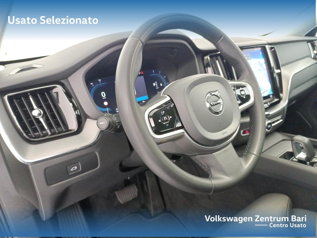 Volvo XC60 2.0 b4 plus dark awd auto