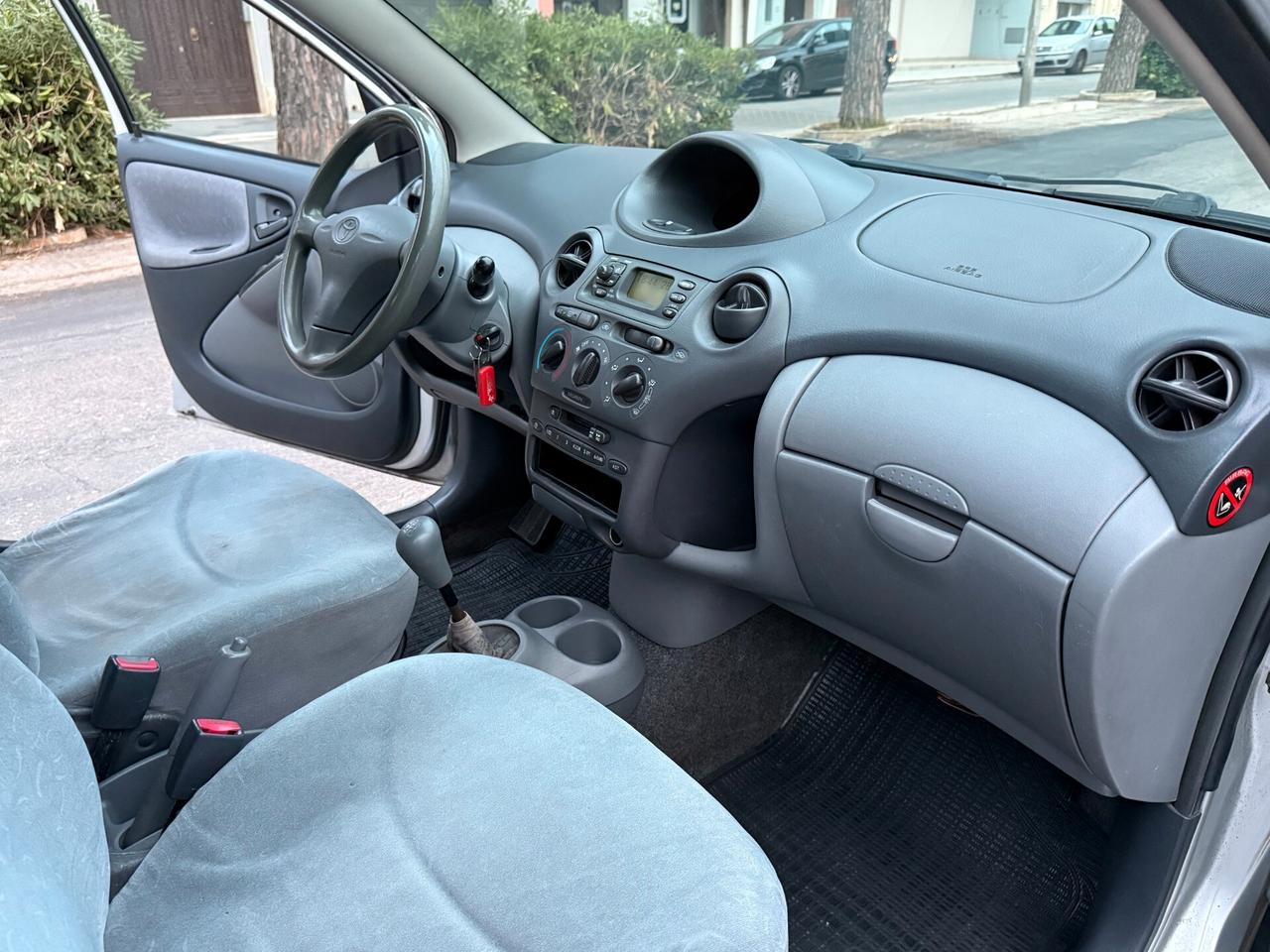 Toyota Yaris 1.0 cat 5 porte Sol - 2001