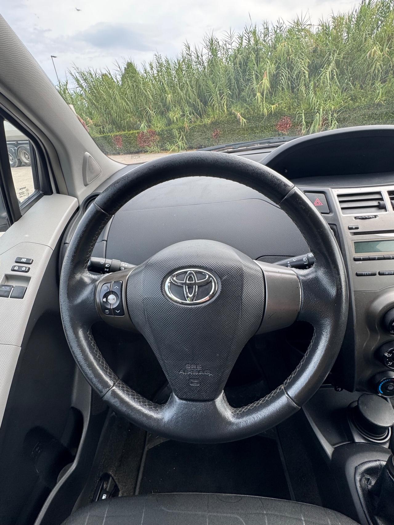 Toyota Yaris 1.0 Luxury pack