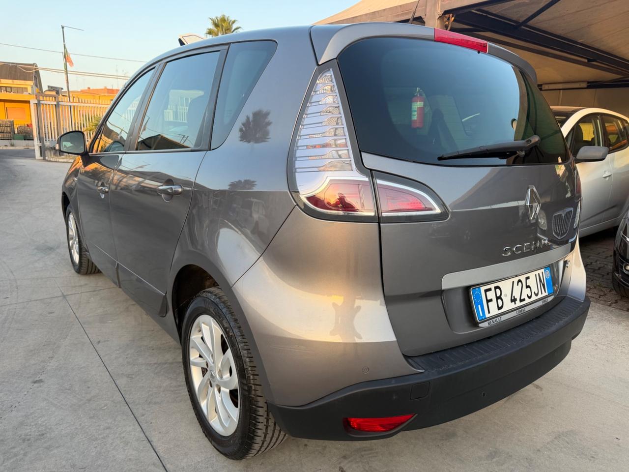 Renault SCENIC 1.5 dCi 110CV 2015 - TOM TOM