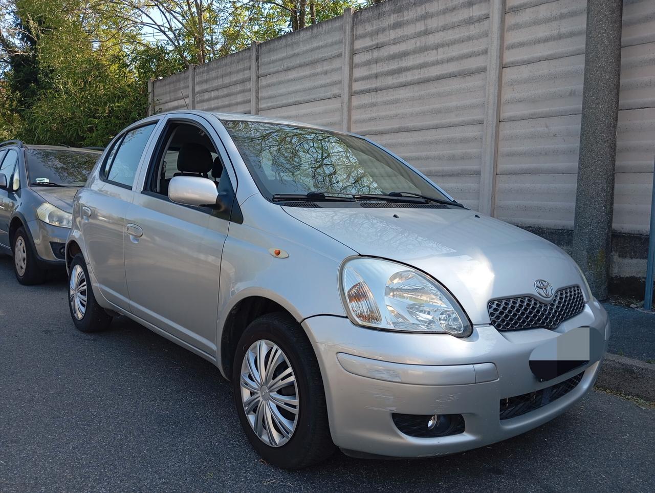 Toyota Yaris 1.0i 16V cat 5 porte Neopatentati