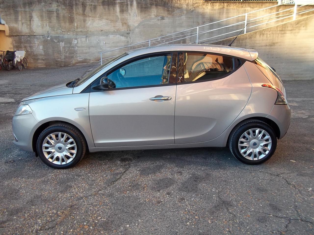 Lancia Ypsilon Gold 1.2 8v Ok neopatentati 5 posti Euro 5B