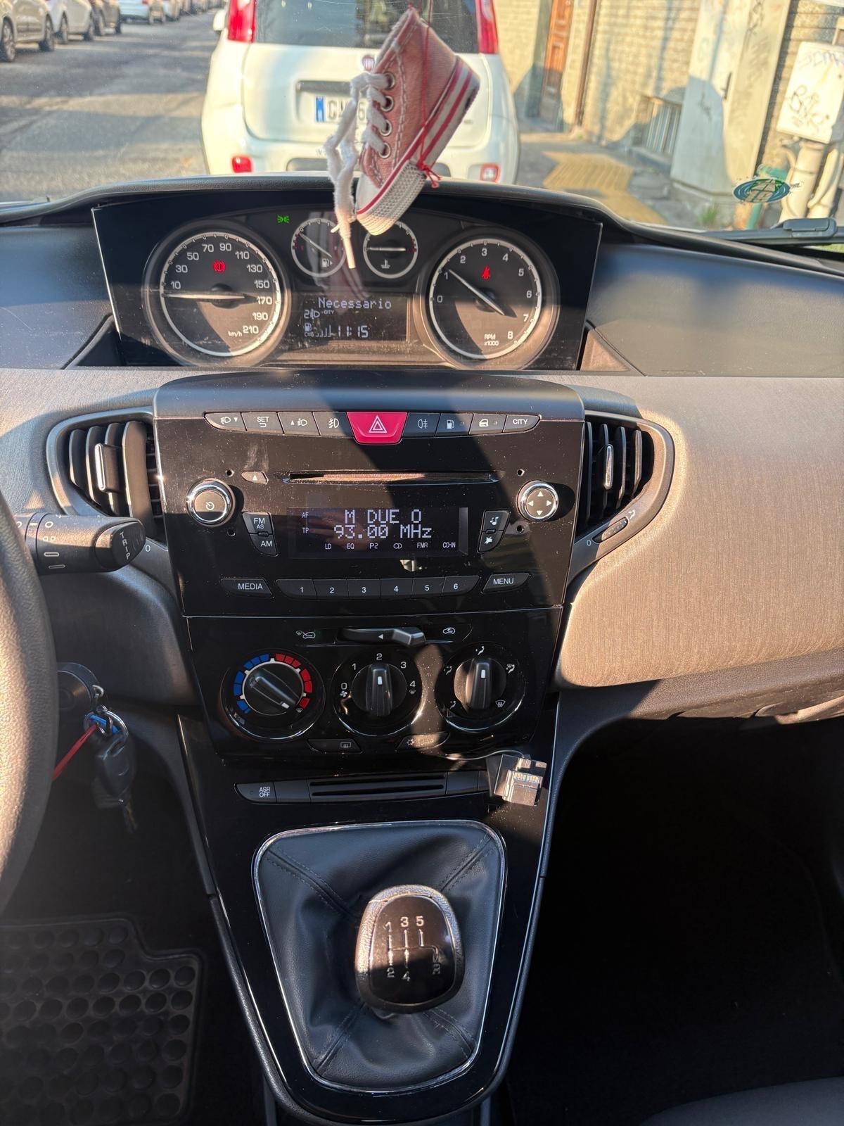 Lancia Ypsilon 0.9 TwinAir 85 CV GAS Ecochic Gold