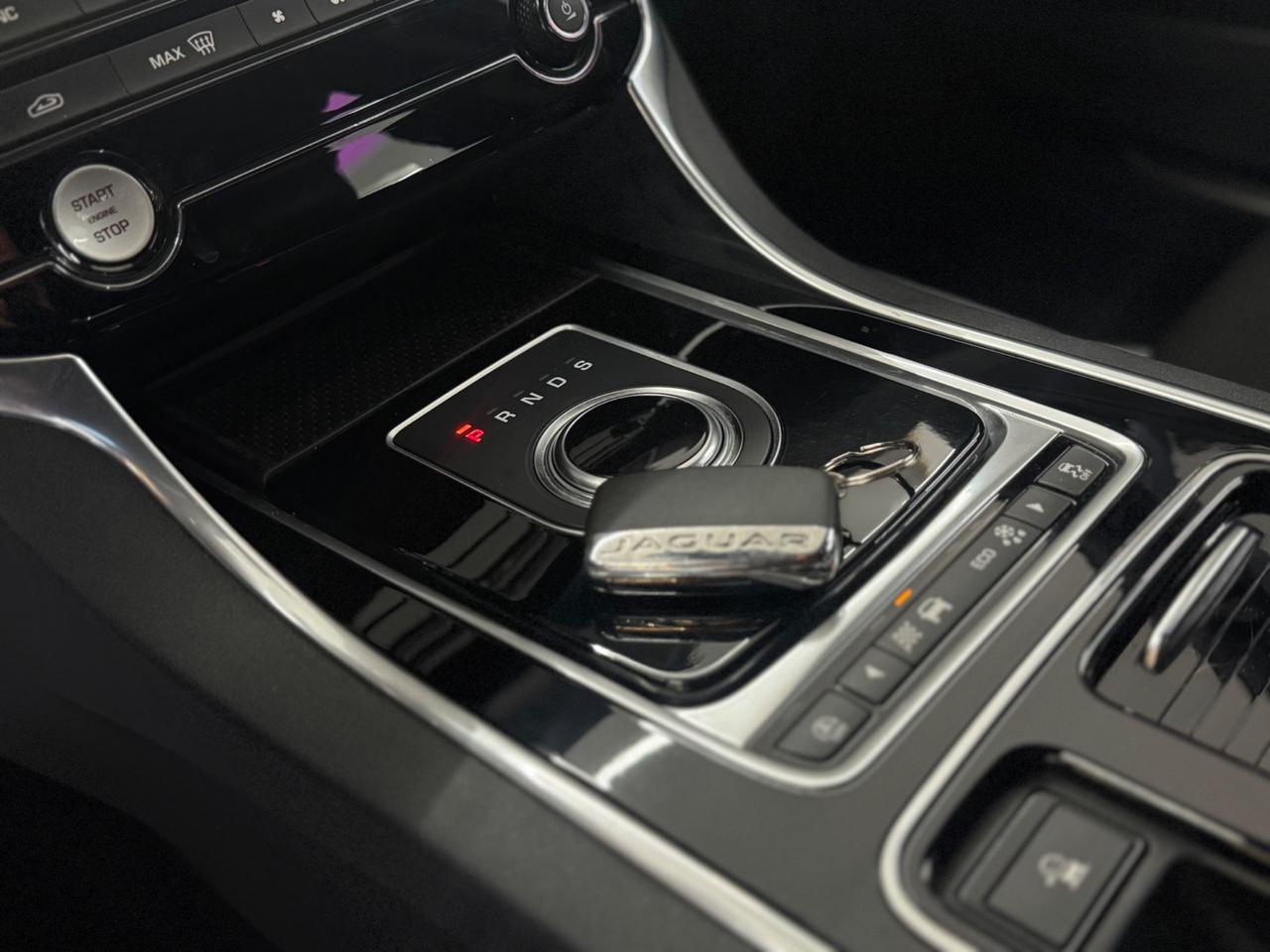 Jaguar XE 2.0 D 240 CV AWD aut. R-Sport