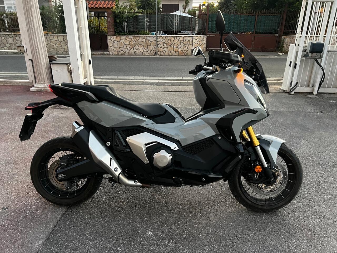 Honda X-ADV 750 Fulled- PARI AL NUOVO