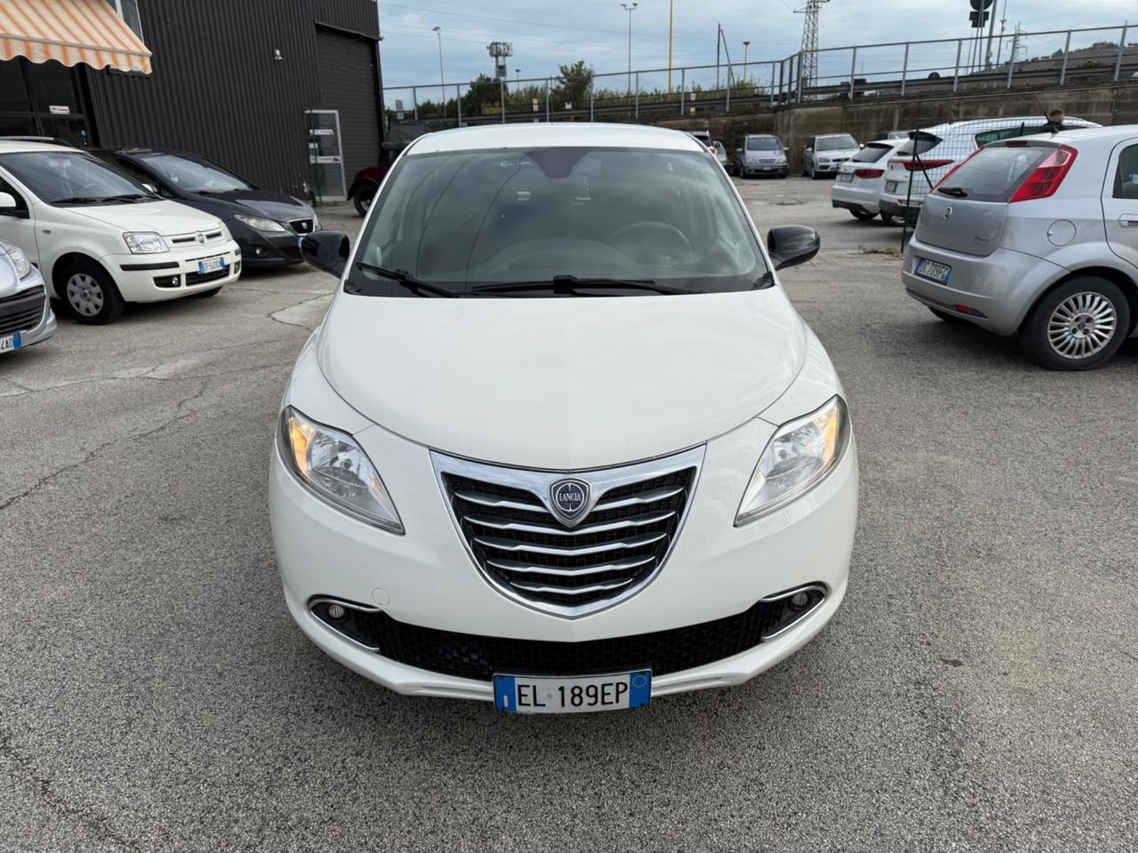 Lancia Ypsilon 1.3 MJT 75 CV Unyca