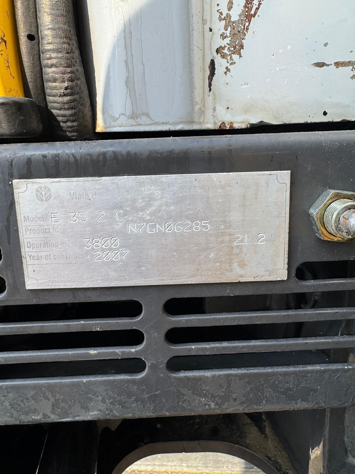 New Holland E 35.2