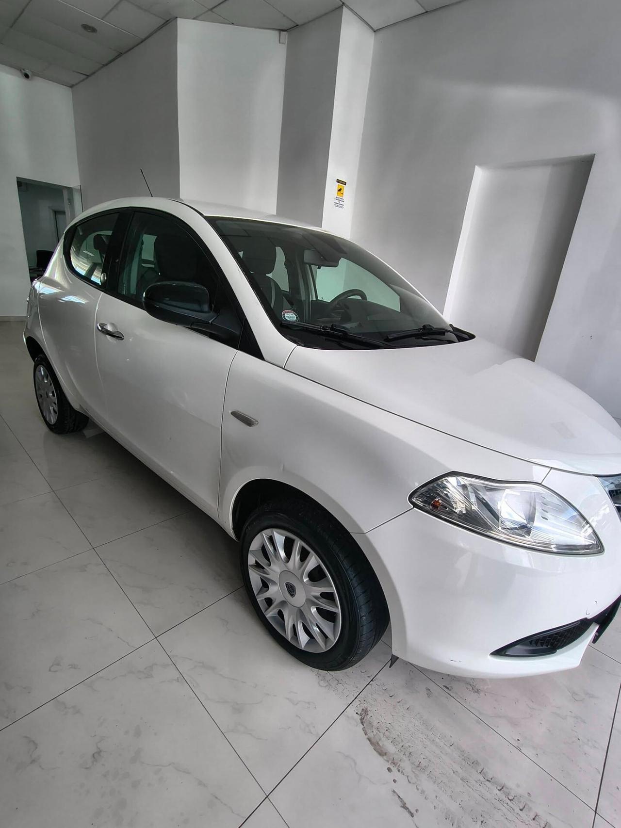 Lancia Ypsilon 0.9 TwinAir 85 CV 5 porte Metano Ecochic Silver