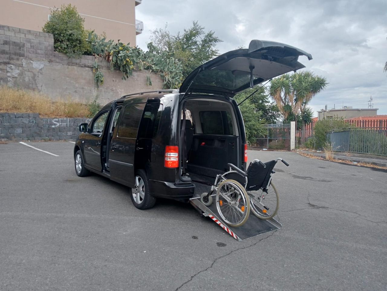 Volkswagen Caddy Pianale ribassato con rampa disabili carrozzina