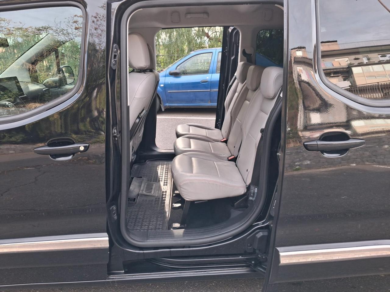 Toyota Proace Pianale ribassato con rampa disabili in carrozzina