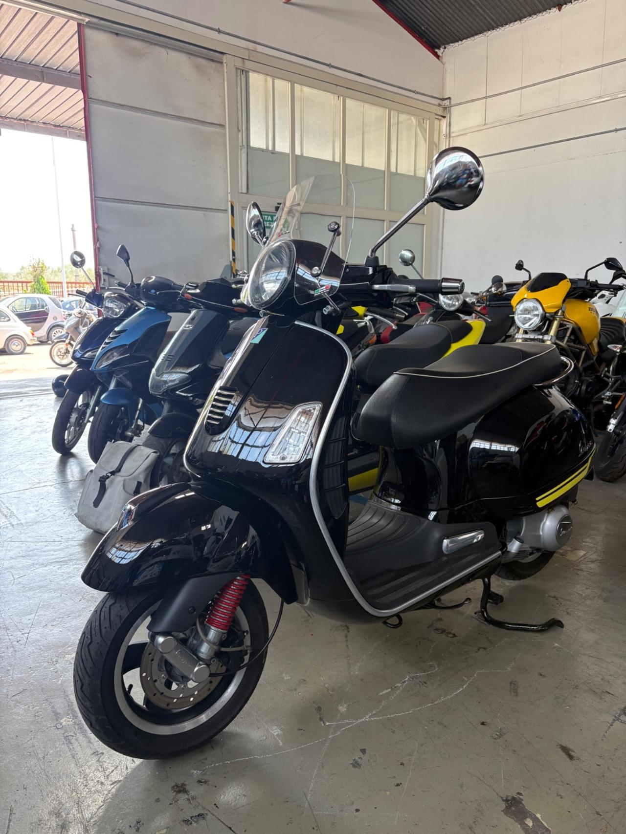 PIAGGIO VESPA 300 GTS
