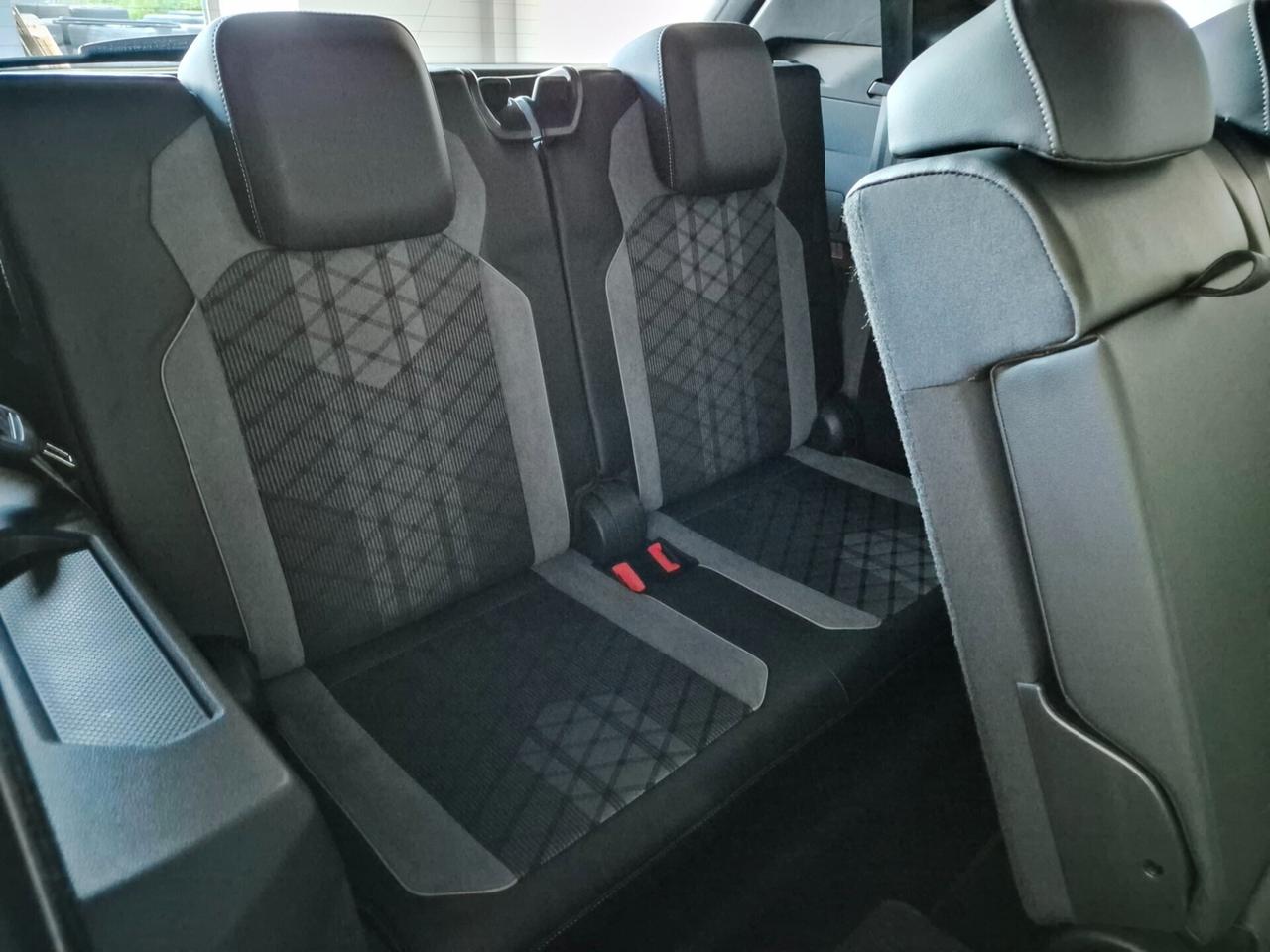Volkswagen Tiguan ALLSPACE 2.0 TDI R-LINE 4MOTION 7 POSTI DSG LED NAVI APPLE CAR PLAY/ANDROID AUTO 360° ACC C.19 WIRELESS AMBIENT LIGHT