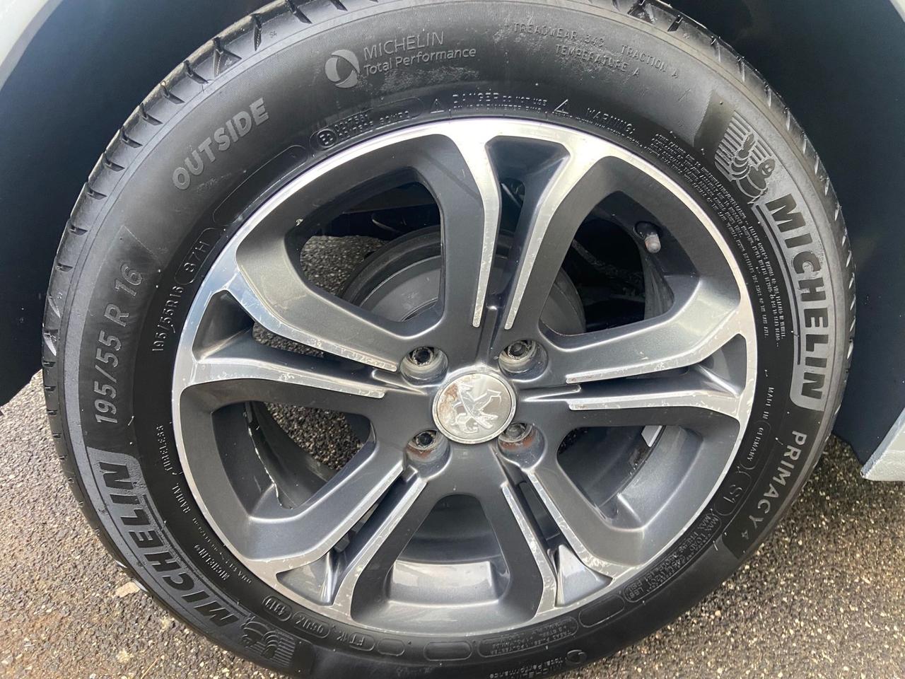 Peugeot 208 BlueHDi 75 5 porte Black Line 120.000Km