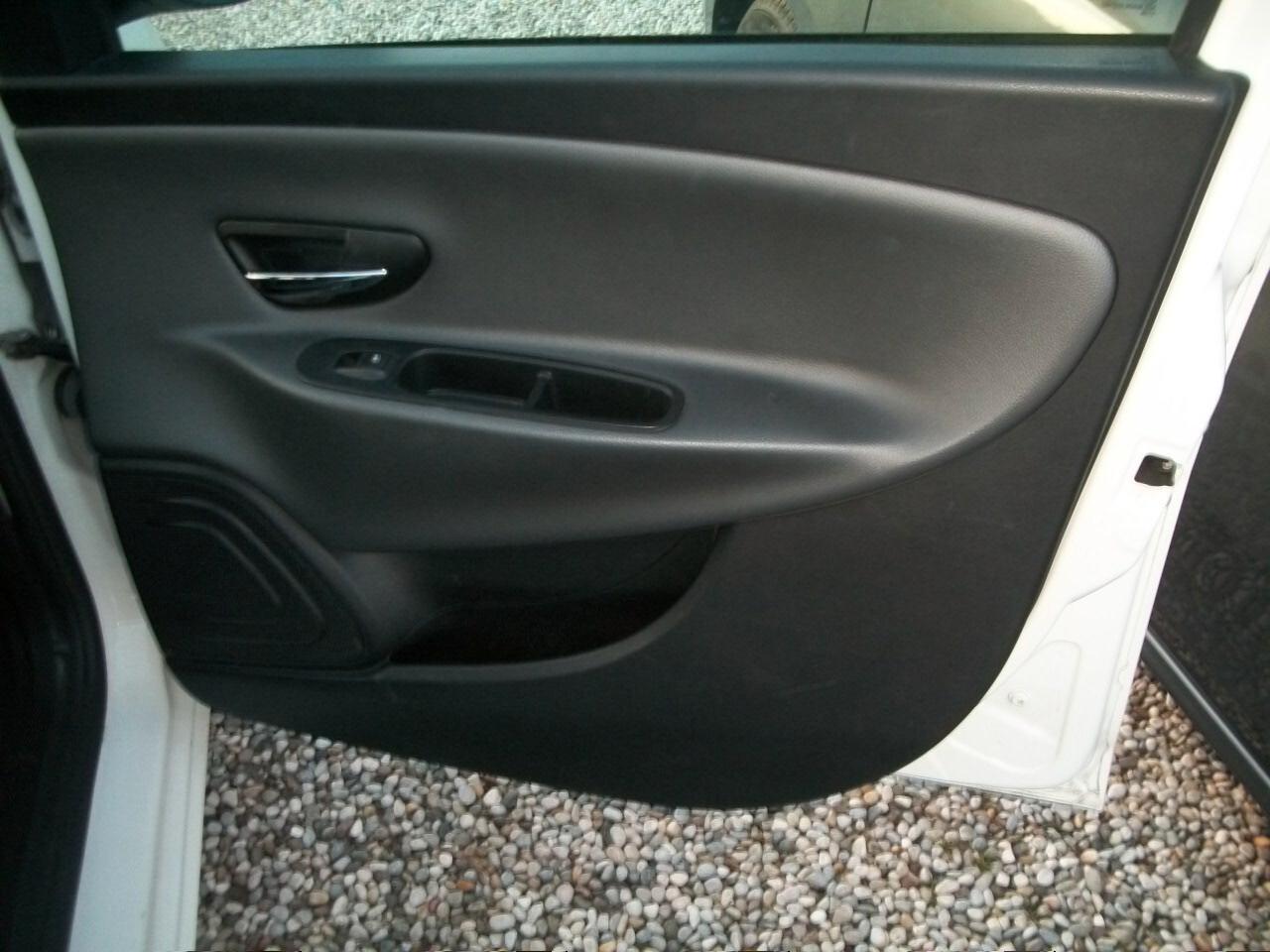 Lancia Ypsilon 1.2 69 CV 5 porte S&S Silver CC 1242 BENZINA EURO 05 KM 92630 TALIANDATI GARANZIA UN ANNO N 08 GOMME E CERCHI N 4 INVERNAL IN FERRO CON COPRI CERCHI 95X100 04 CERCHI IN LEGA ESTIVI 90X100