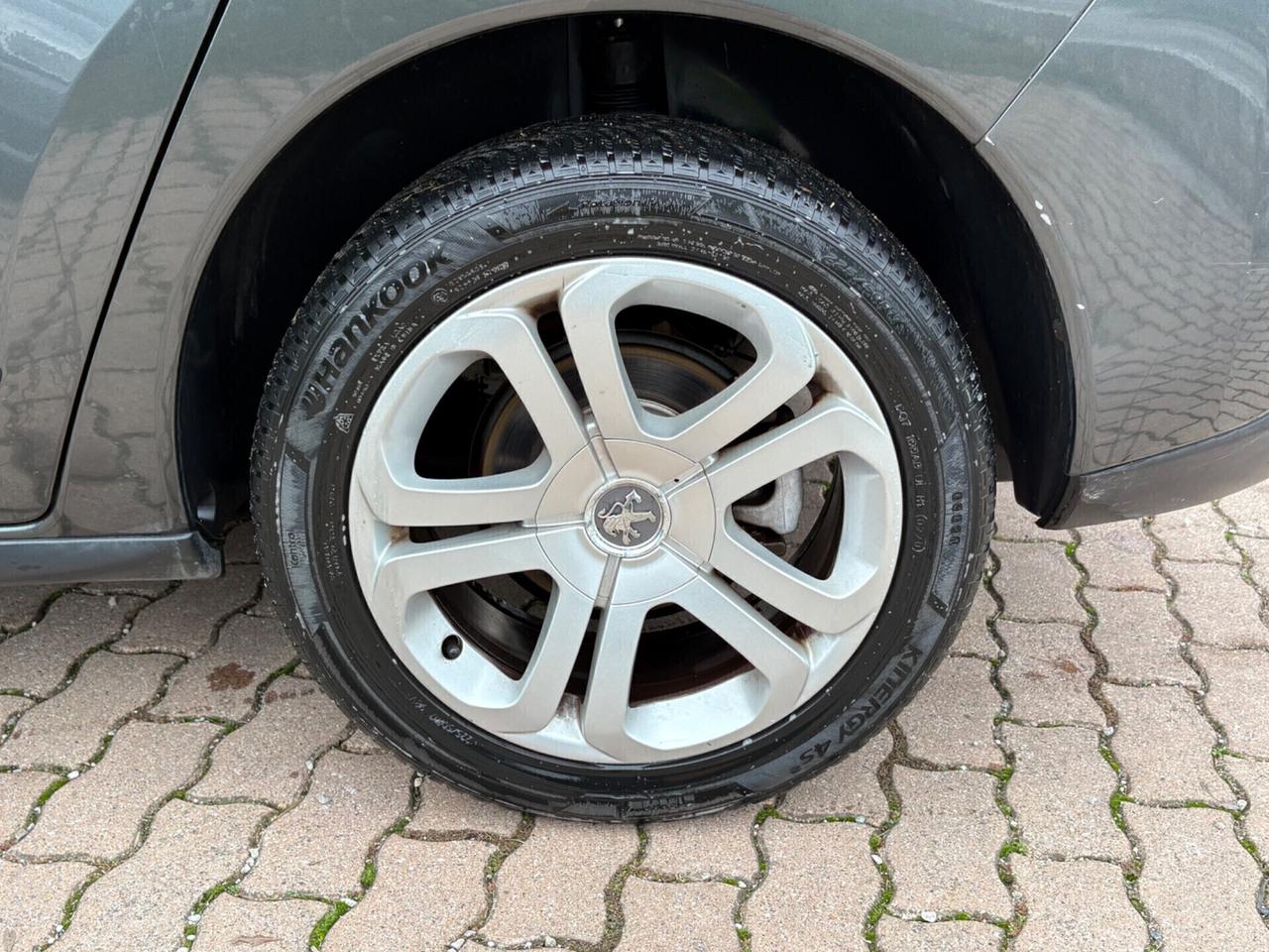 Peugeot 3008 1.6 HDi 110CV cambio robotizzato Business