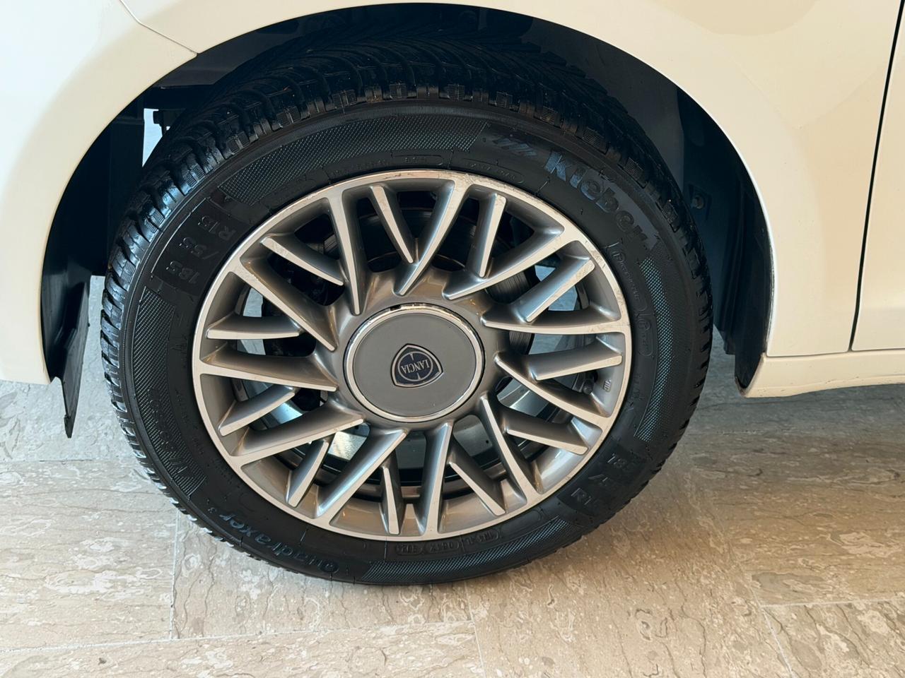 Lancia Ypsilon 1.2 69 cv. ELEFANTINO BLU