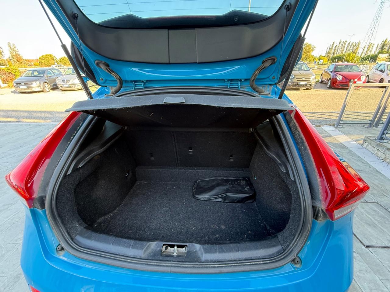 Volvo V40 D2 1.6 R-design Kinetic