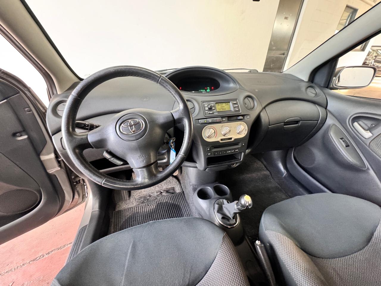 Toyota Yaris 1.0i 16V cat 5 porte Sol