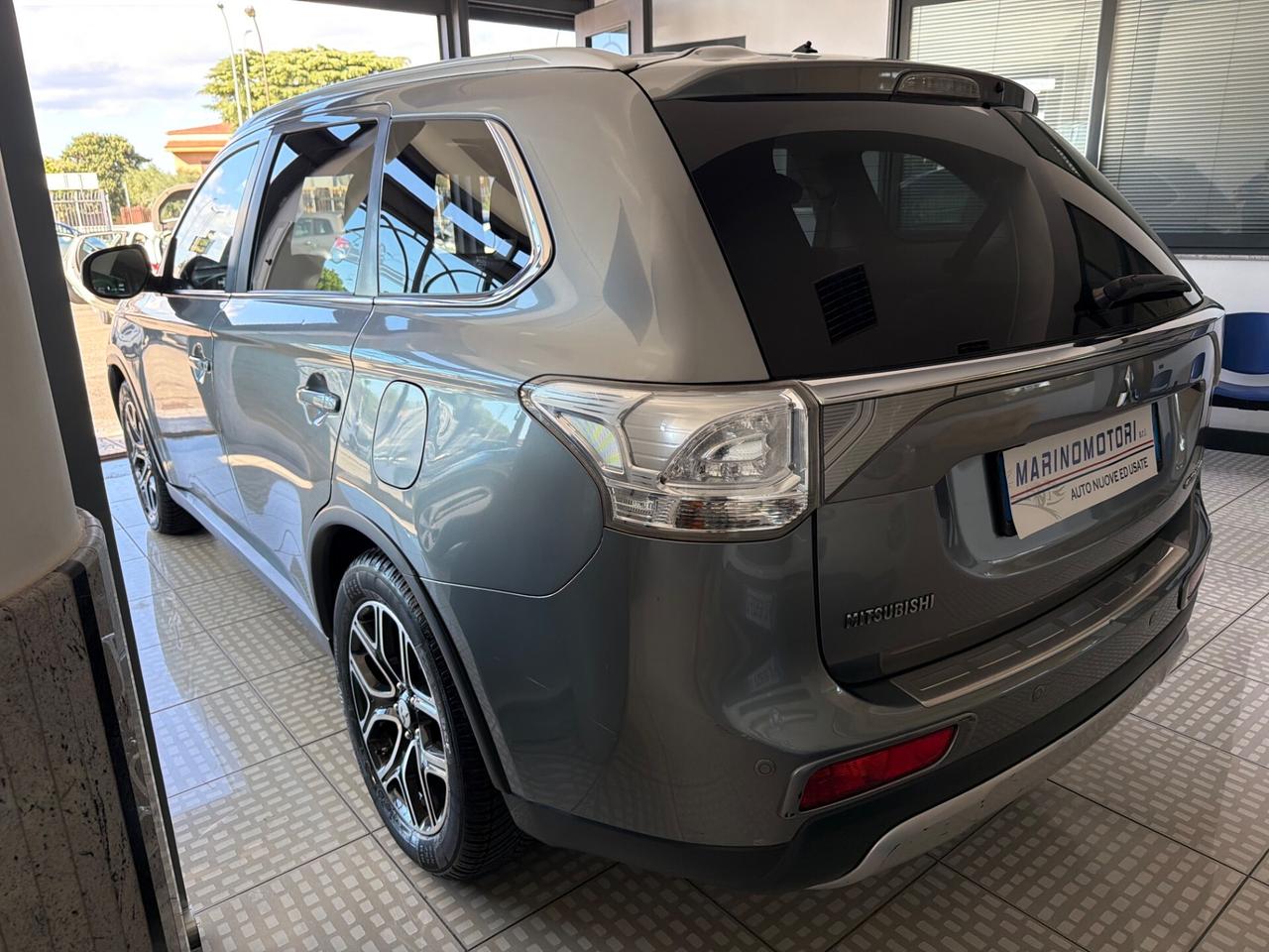 Mitsubishi Outlander 2.2 DI-D 4WD Instyle 7p. Con Tetto apribile