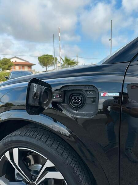 Audi Q3 45 TFSI e S tronic Line Identity Black
