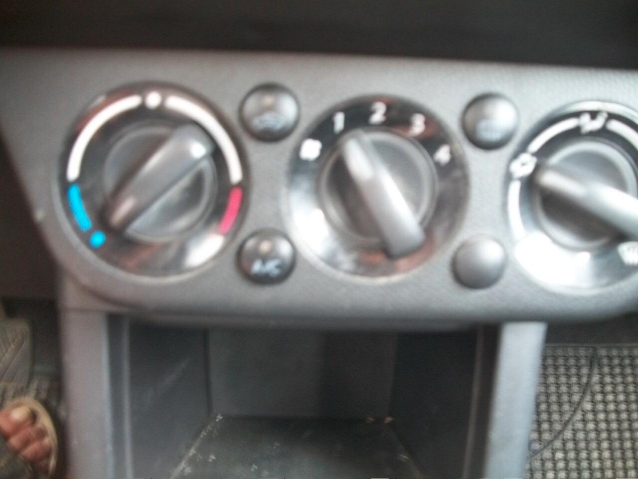 Suzuki Swift 1.3 5p. GLX KM 200.300 CC 1328 BENZINA EURO 04 REVISIONE SCADE 30/06/2026 BOLLATA 30/06/2026 SI NEOPATENTATI UNICO PROPRIETARIO GIA FATTA LA FRISIONE GOMMATA 95/100 GARANZIA UN ANNOCOME NUOVA