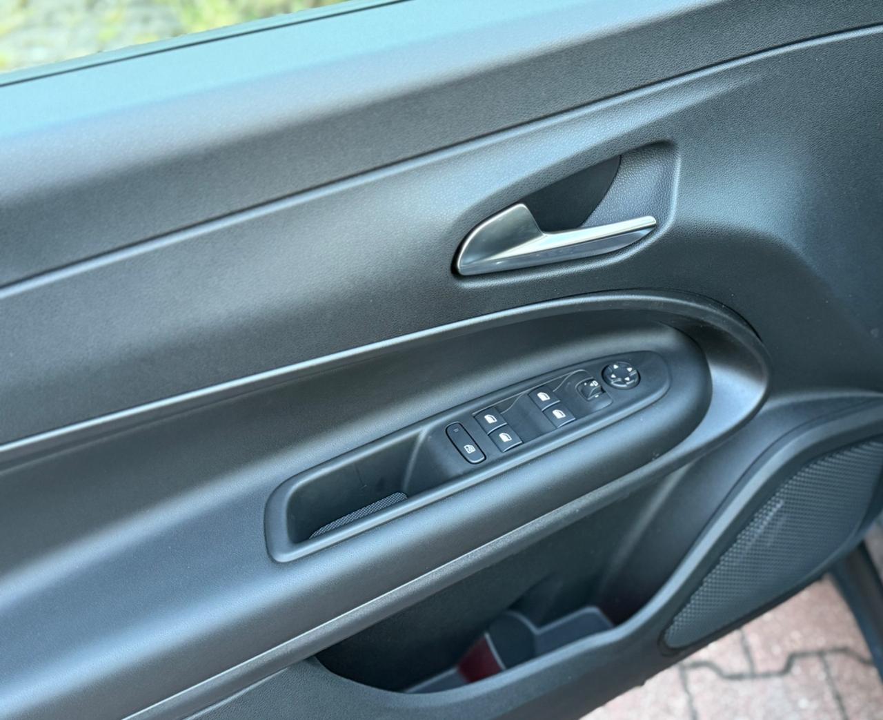 Jeep Avenger 1.2 e-Hybrid 110 cv MHEV Summit