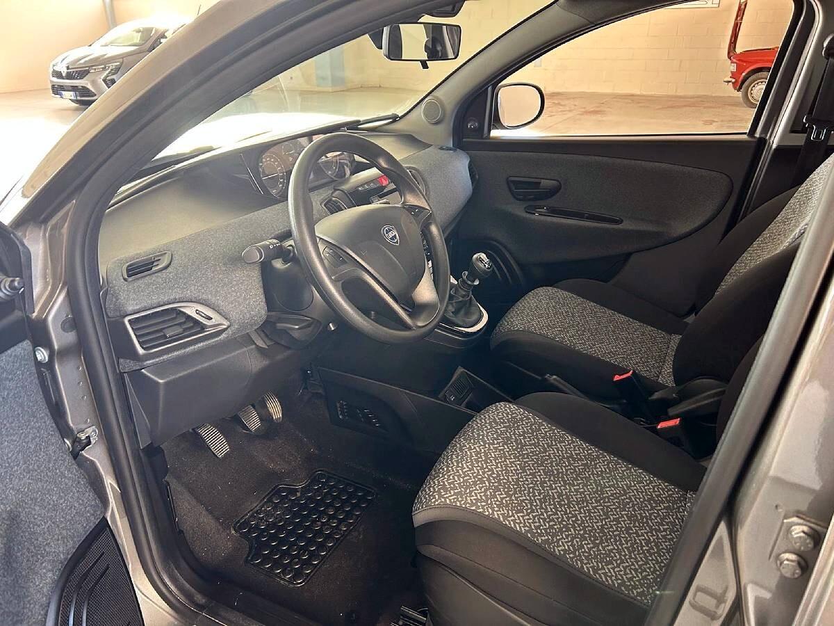 Lancia Ypsilon 1.0 FireFly 5 porte S&S Hybrid Silver