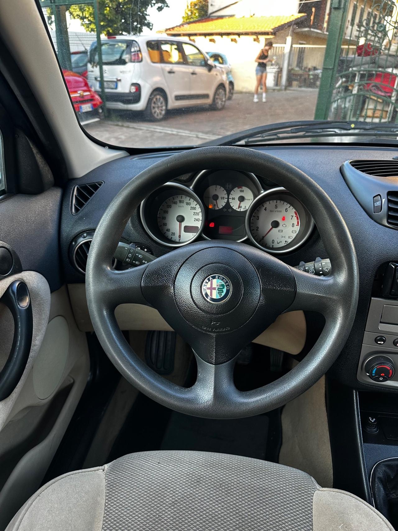 Alfa Romeo 147 1.6i 16V Twin Spark cat 5p. Distinctive